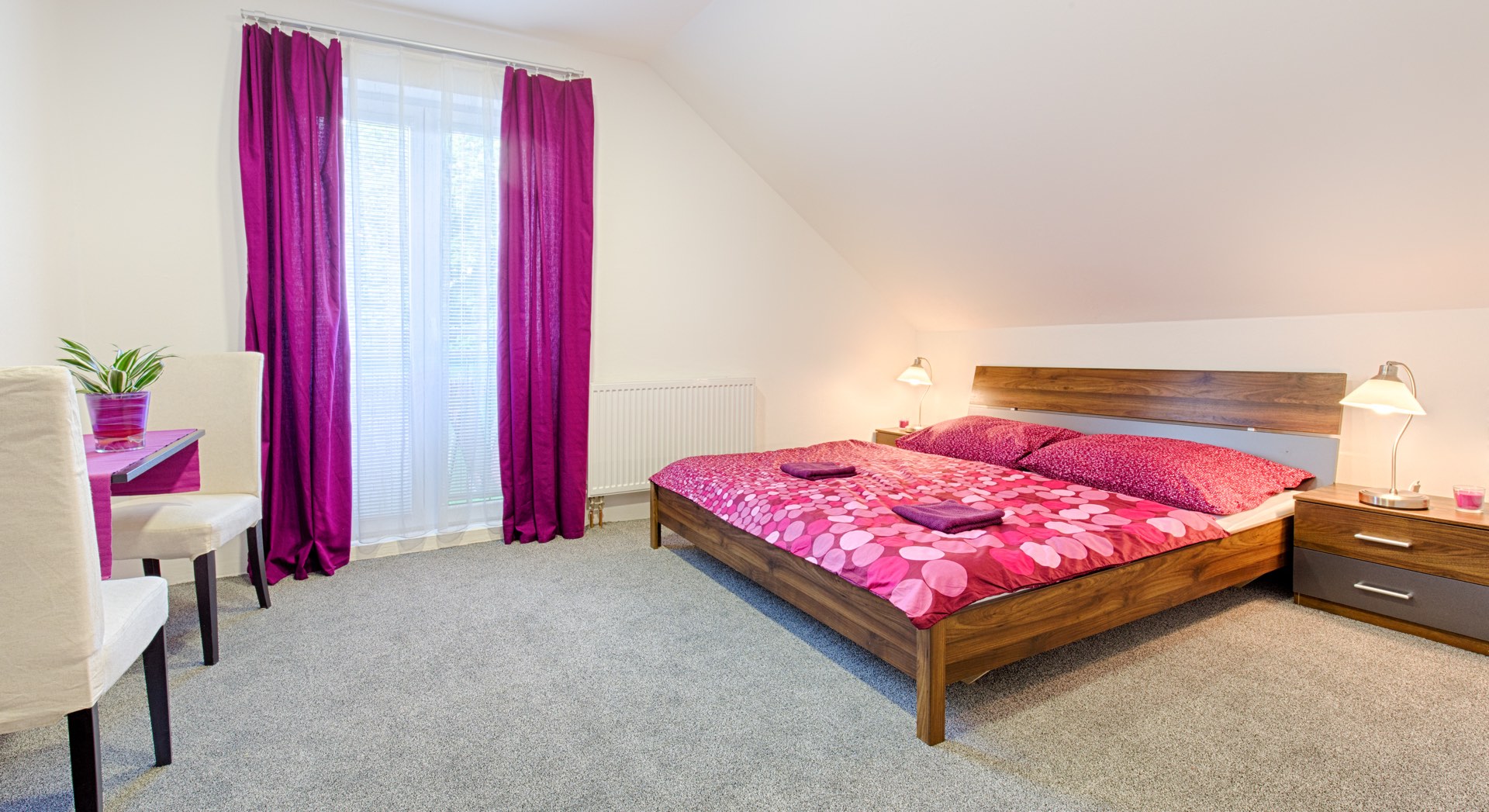 Apartmány 2, Fialový pokoj
