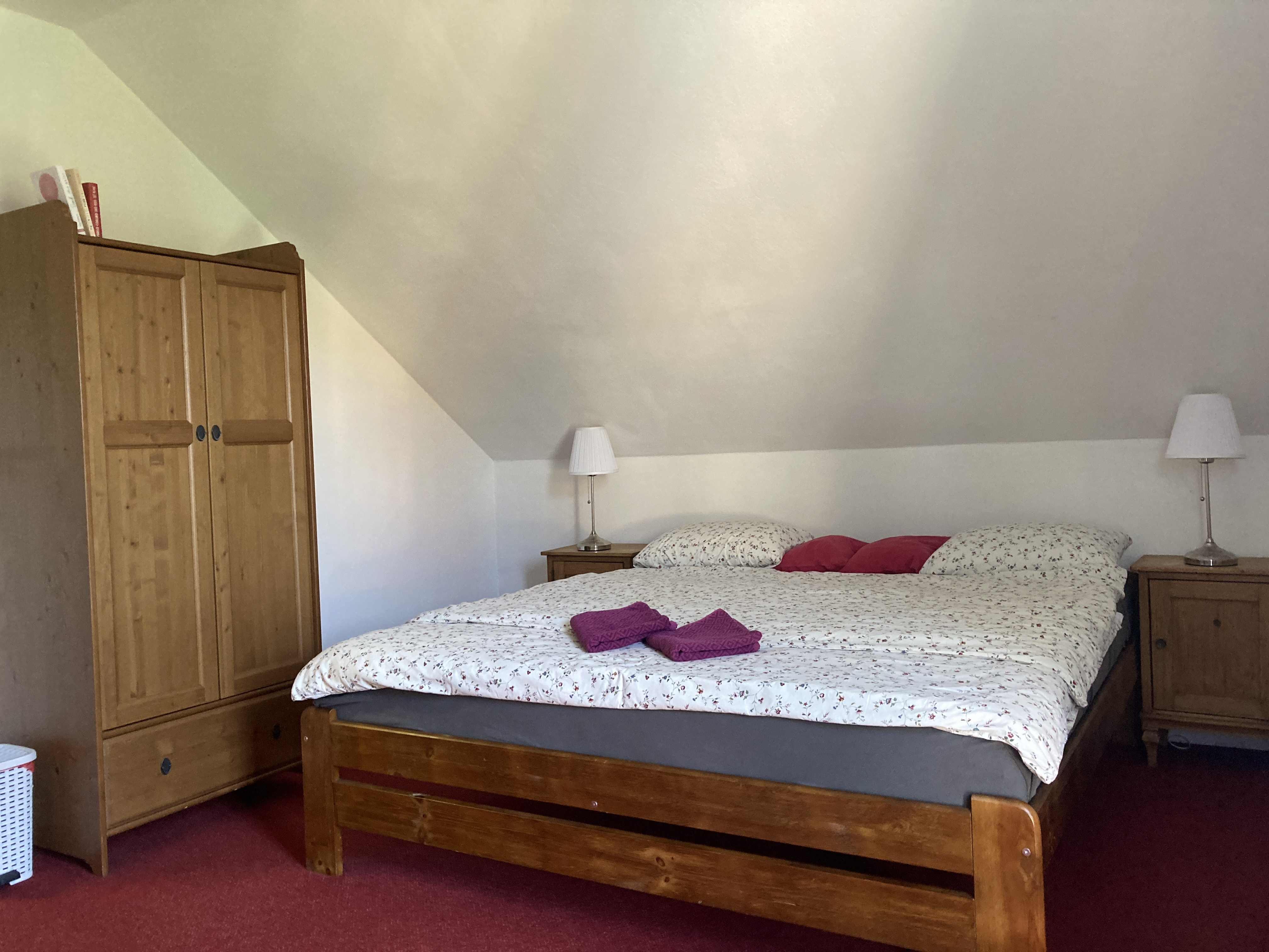 Pohled do červeného pokoje.